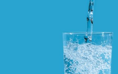 Nước đóng vai trò rất quan trọng đối với hầu hết chức năng của các cơ quan, bộ phận trong cơ thể. Uống đủ lượng nước cơ thể cần sẽ giúp bạn duy trì hoạt động bình thường, góp phần cải thiện sức khỏe tổng thể. 1. Nhu cầu nước hằng ngày là bao nhiêu? Bạn từng nghe nói rằng...