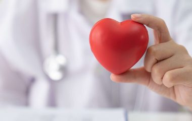 Bệnh viêm màng ngoài tim đang có dấu hiệu gia tăng người mắc, mỗi người dân cần chú ý đến nguyên nhân, triệu chứng của căn bệnh này để sớm được bác sĩ tư vấn cách điều trị phù hợp. 1. Nguyên nhân viêm màng ngoài tim Nguyên nhân bệnh viêm màng ngoài tim hiện nay rất đa dạng, phụ thuộc vào...